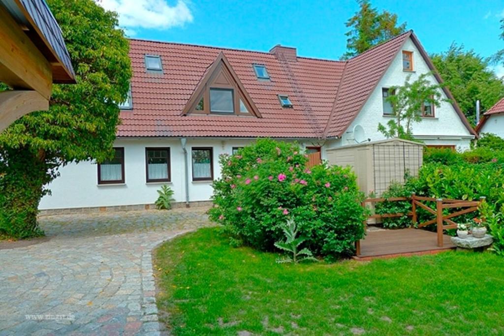 una gran casa blanca con techo rojo en Sievert, Dietmar en Zingst