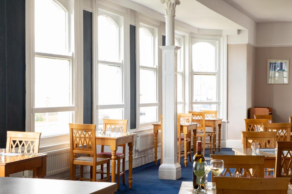 Posezení v ubytování The Seafront Hotel by Compass Hospitality