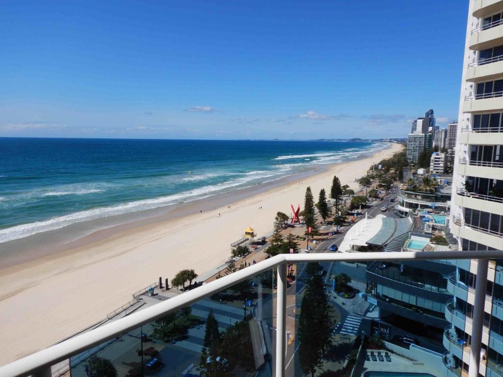 un apartamento en condominio con vistas a la playa desde el balcón en Grosvenor Beachfront Apartments Surfers Paradise en Gold Coast