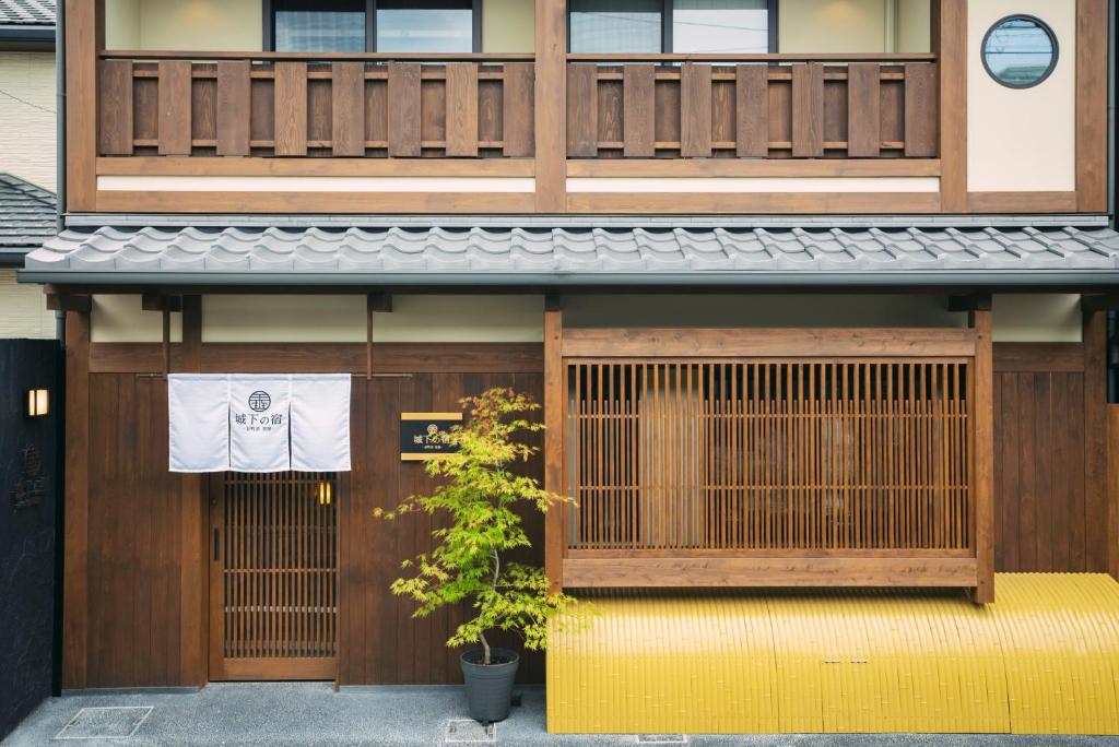 un edificio con una puerta y una señal en él en 谷町君・星屋・城下の宿 en Kioto