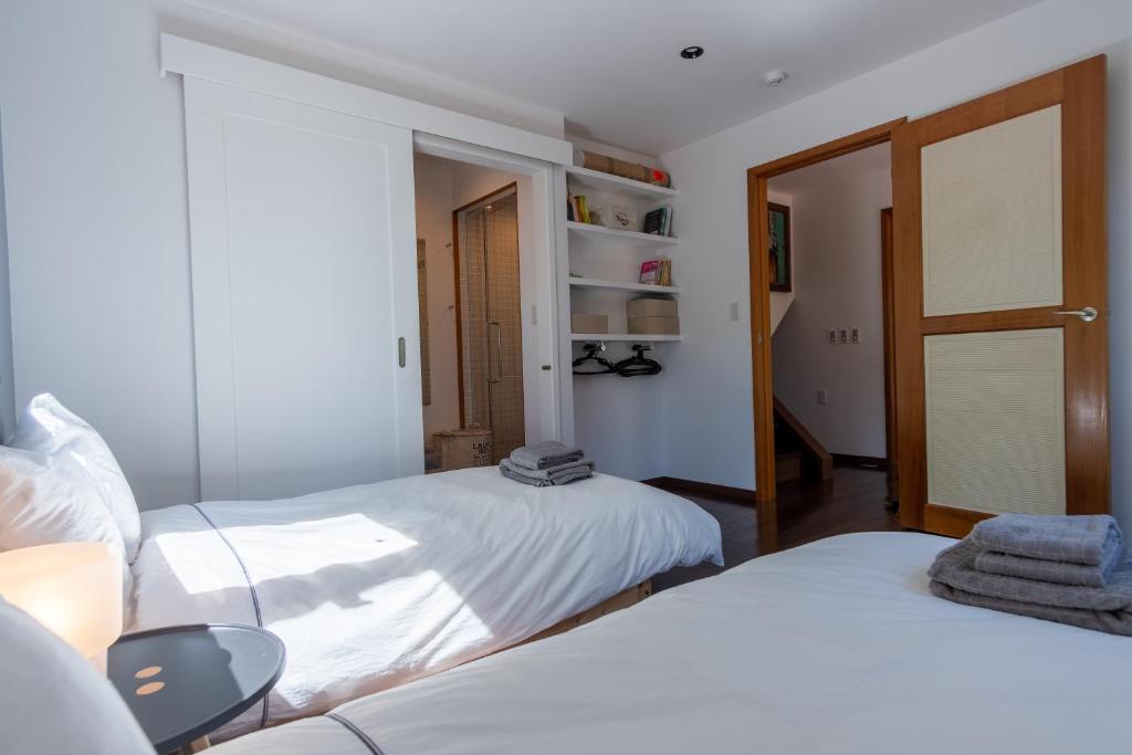 Postel nebo postele na pokoji v ubytování Forest Hideaway
