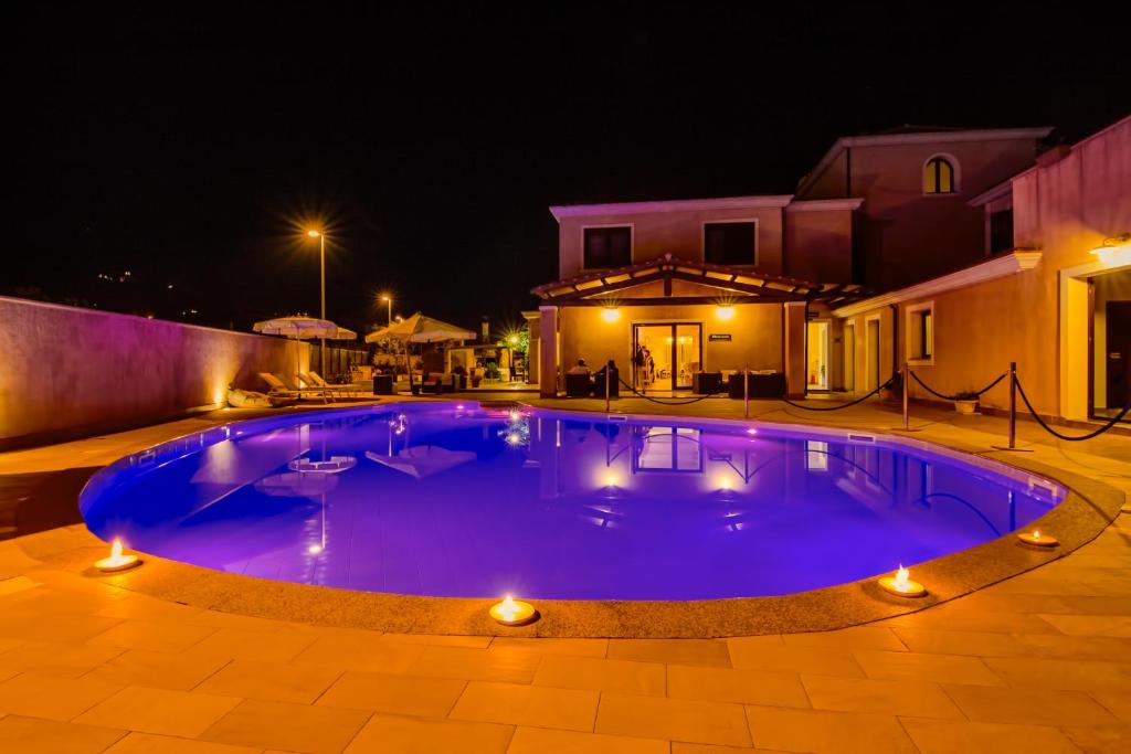 Bazén v ubytování Hotel La Perla nebo v jeho okolí