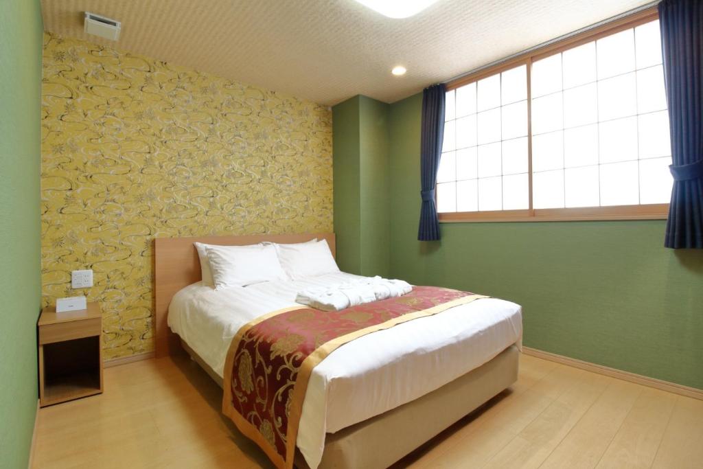 東京的住宿－Arakawa-ku - Hotel / Vacation STAY 21942，一间卧室设有一张床和一个窗口