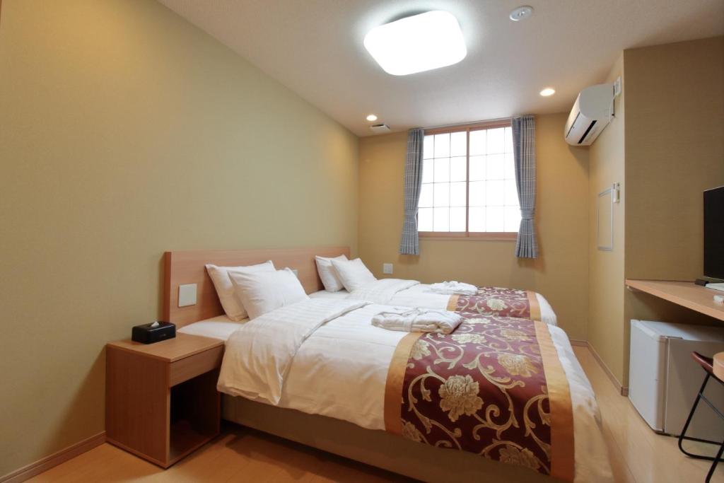 Un dormitorio con una cama grande y una ventana en Arakawa-ku - Hotel / Vacation STAY 22248 en Tokio