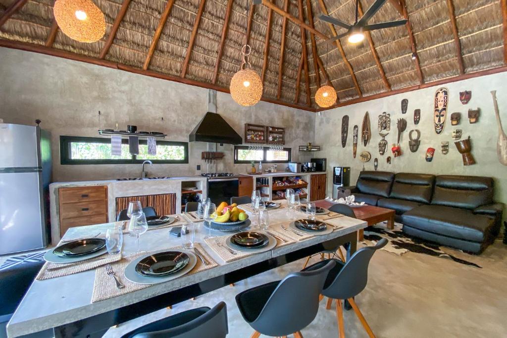 aldea pukna في أكومال: مطبخ وغرفة معيشة مع طاولة وكراسي