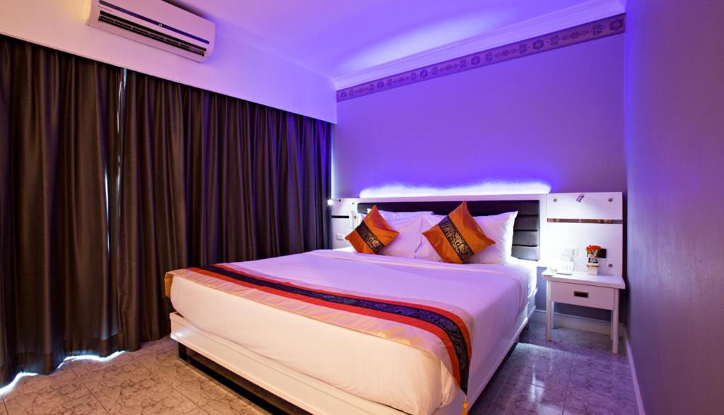 Postel nebo postele na pokoji v ubytování C & N Hotel Patong, Phuket