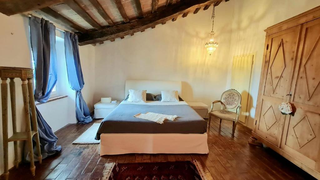 Ένα ή περισσότερα κρεβάτια σε δωμάτιο στο dalla fortezza al mare - la vostra casa a San Leo