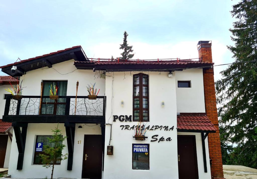 Una casa blanca con graffiti a un lado. en Transalpina Spa, en Ranca