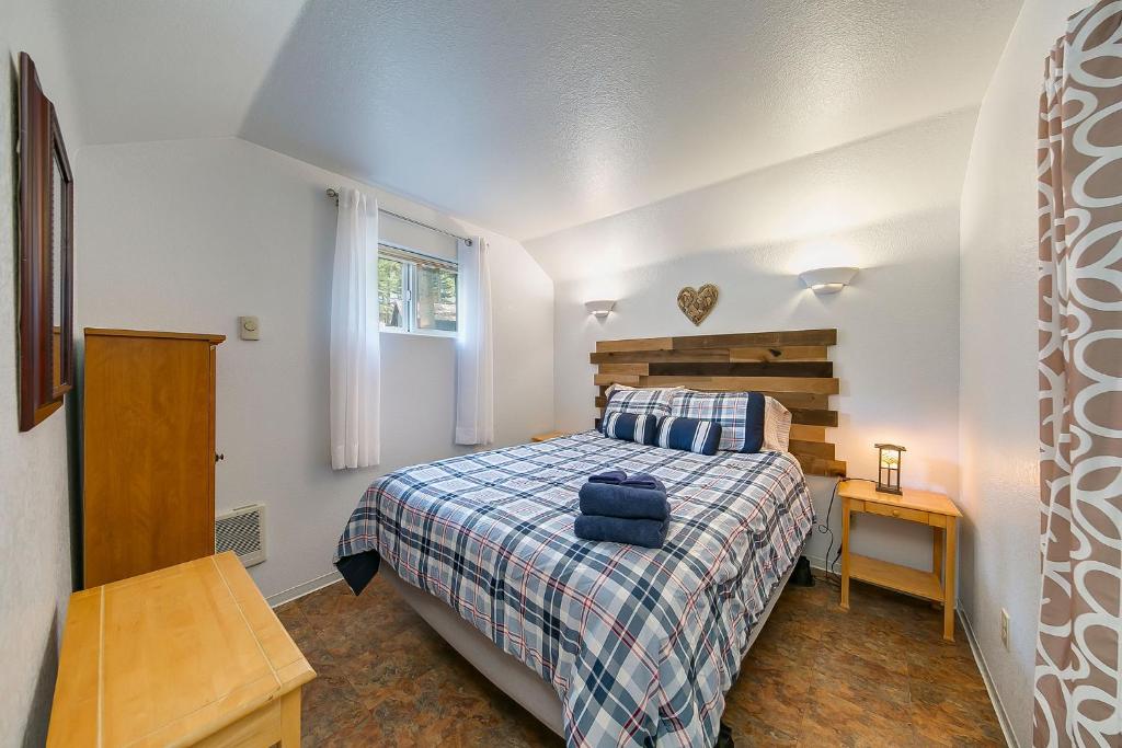 um quarto com uma cama com uma mala azul em Ponderosa Prairie em Joseph