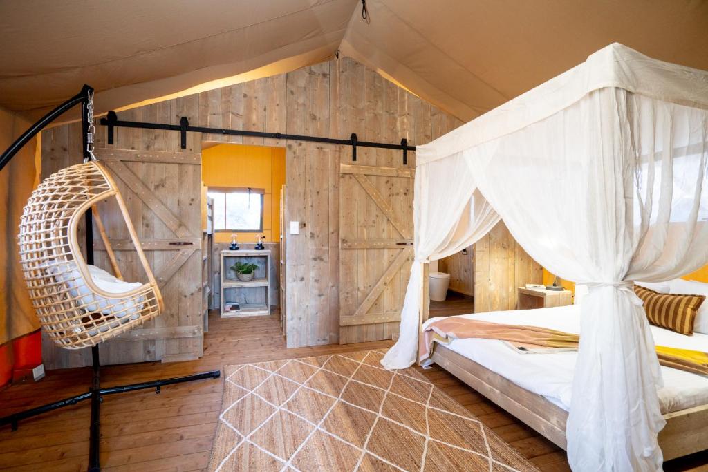 מיטה או מיטות בחדר ב-Ballina Beach Nature Resort