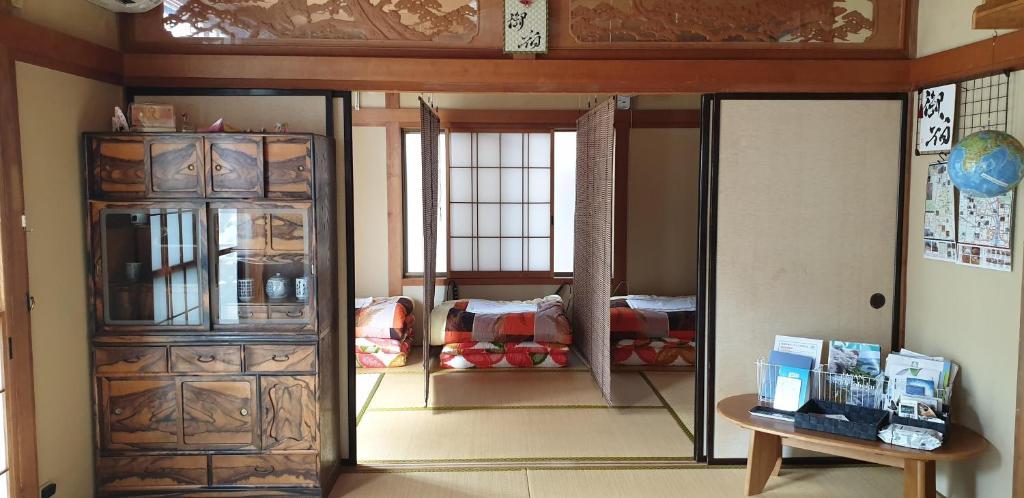 Svetainės erdvė apgyvendinimo įstaigoje Guesthouse Oyado Iizaka