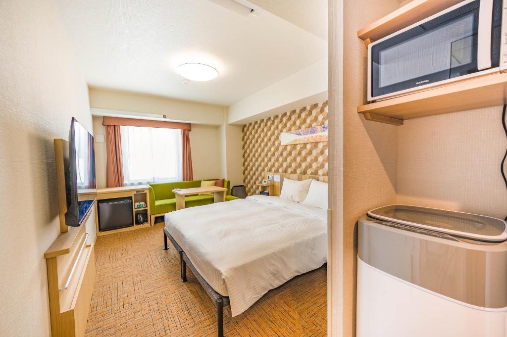 Postel nebo postele na pokoji v ubytování Tabino Hotel lit Matsumoto Milky white Onsen