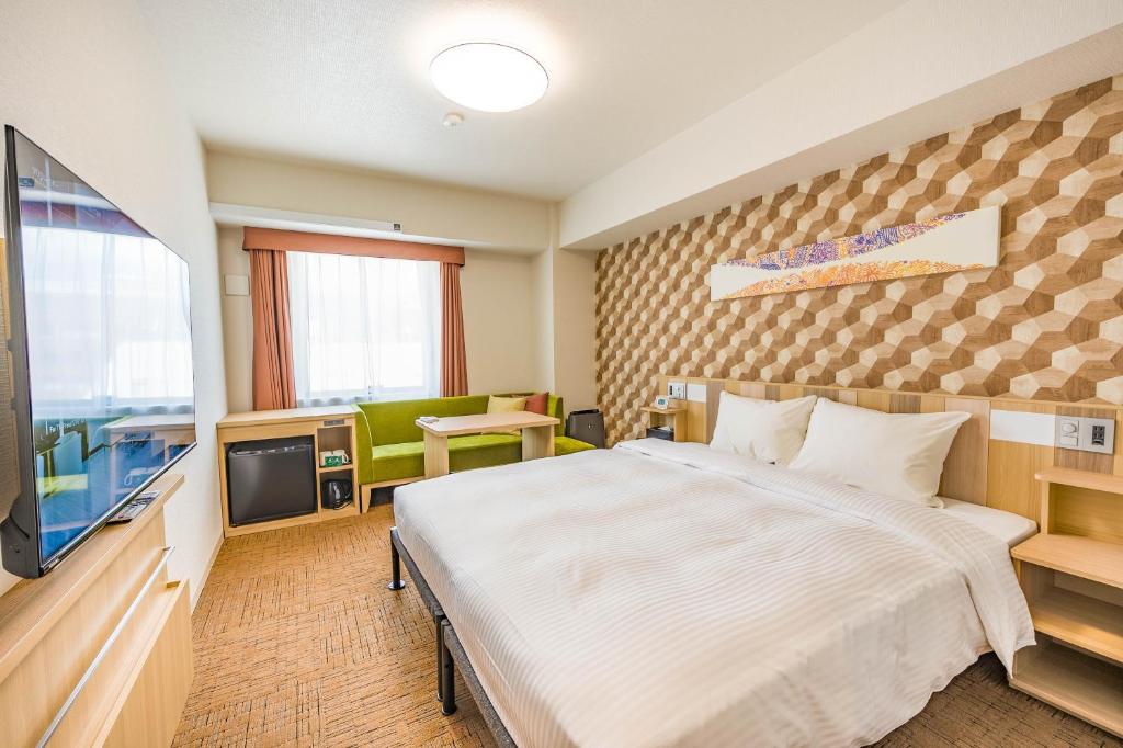 Postel nebo postele na pokoji v ubytování Tabino Hotel lit Matsumoto Milky white Onsen