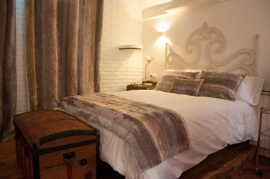 a bedroom with a large white bed with a blanket at Villa Caramel in Villalba de la Sierra