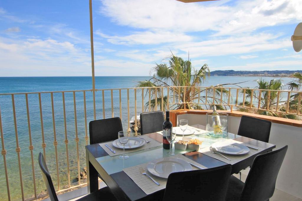 a dining table with a view of the ocean at Bay View in Aduanas