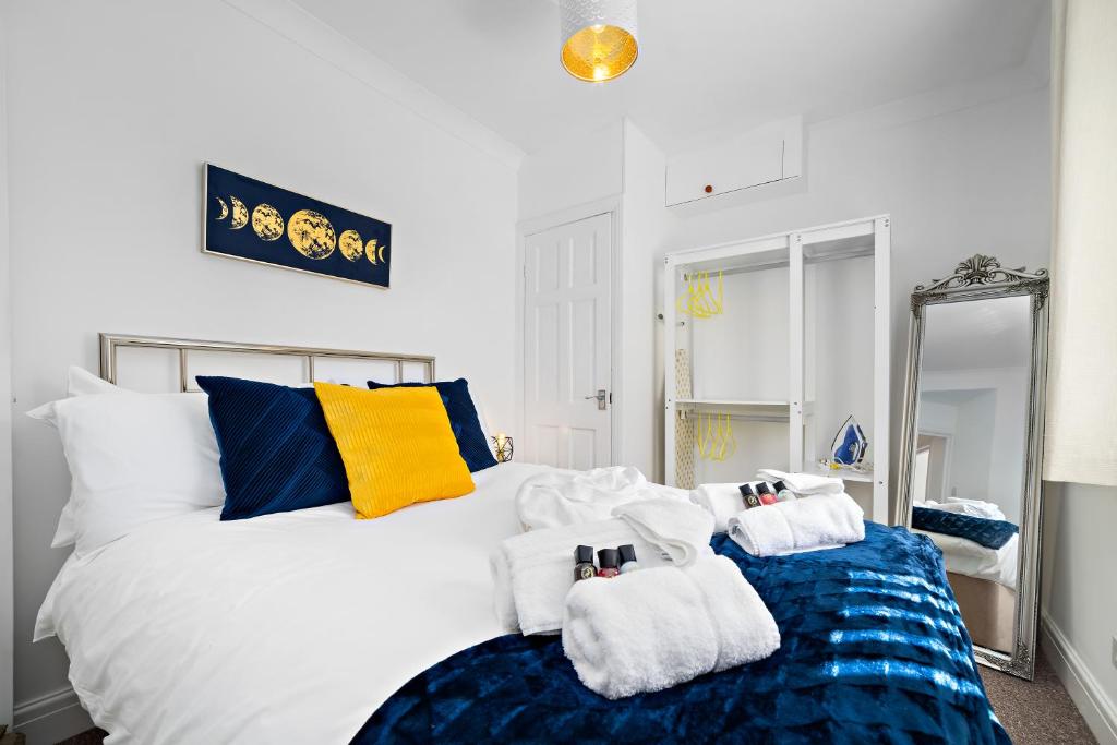 カーディフにあるStay In Cardiff Canton St John's Court Apartmentのベッドルーム1室(大きな白いベッド1台、タオル付)