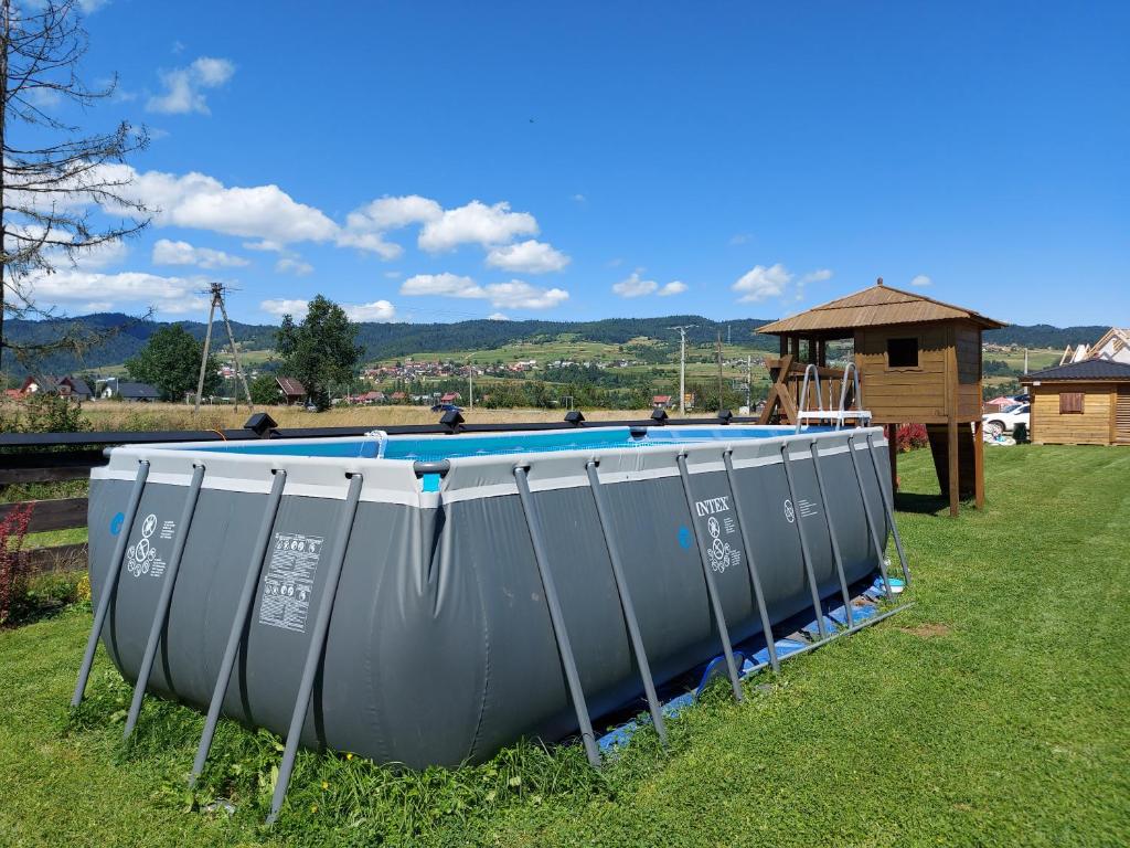 Bazén v ubytování Domki nad jeziorem czorsztyńskim nebo v jeho okolí