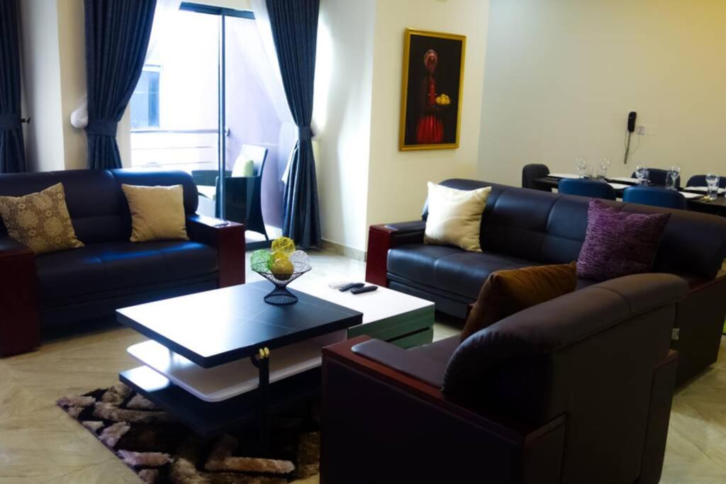 Sala de estar con sofás y mesa de centro en Stiyos Shortlet homes- Tastefully Furnished 3 Bedroom en Lagos