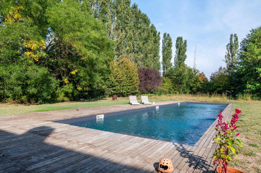 einen Pool mit zwei Liegestühlen im Hof in der Unterkunft Splendido apt con piscina e parking a Colorno in Colorno