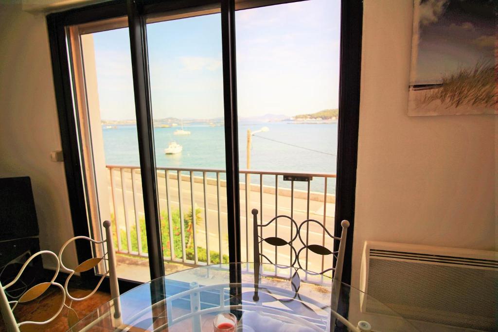 Photo de la galerie de l'établissement Grand studio avec vue mer !, à La Seyne-sur-Mer