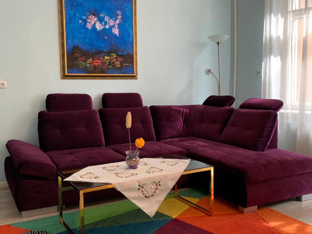 リガにあるハート オブ リガ アパートメントのリビングルーム(紫色のソファ、テーブル付)