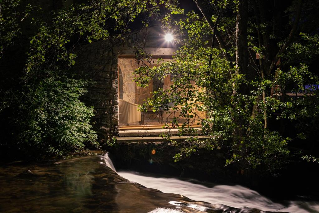La chapelle moulin traversée par l'eau jacuzzi piscine classé 5 étoiles - Haus Mit Zwei Schlafzimmern