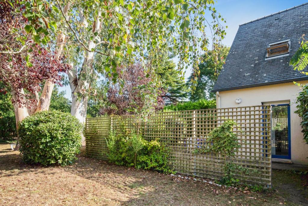 una cerca frente a una casa en Appartement confortable avec terrasse à Arzon - 60 m², en Arzon