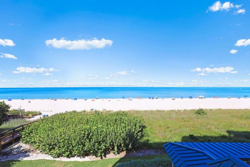 uma vista para a praia a partir da varanda de um condomínio em Apollo 302 em Marco Island