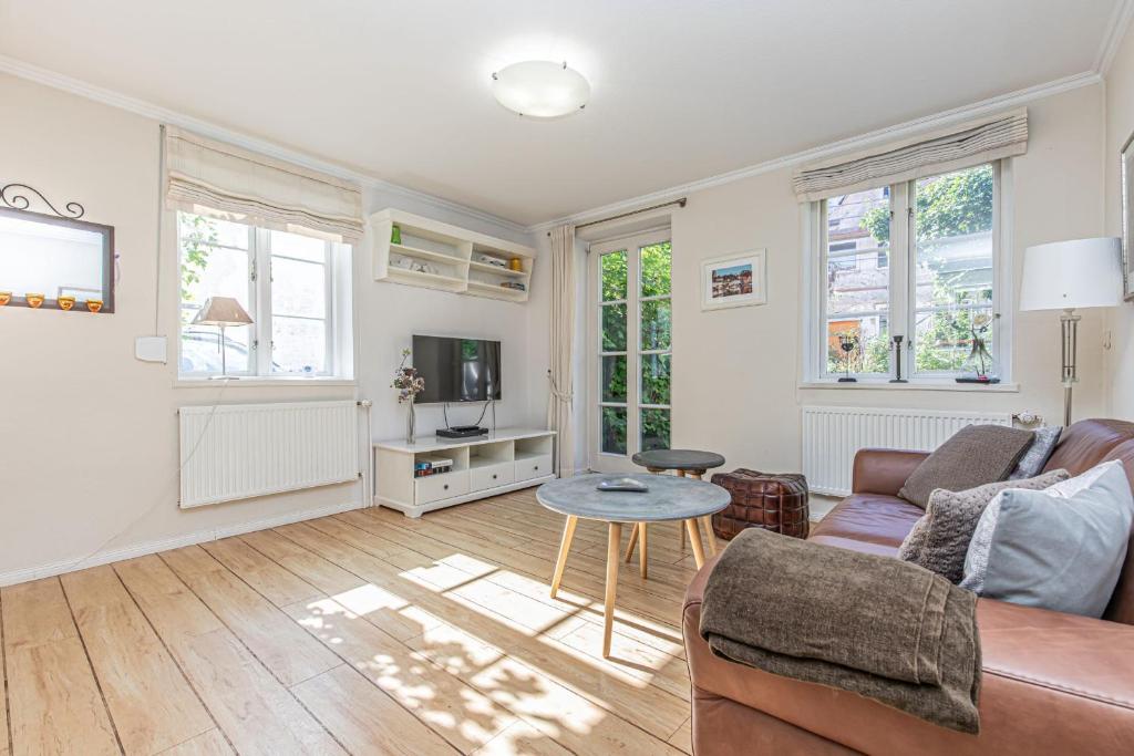 een woonkamer met een bank en een tafel bij fewo1846 - Gerty Molzen - barrierearme 2-Zimmer-Wohnung mit Terrasse im Stadtzentrum in Flensburg