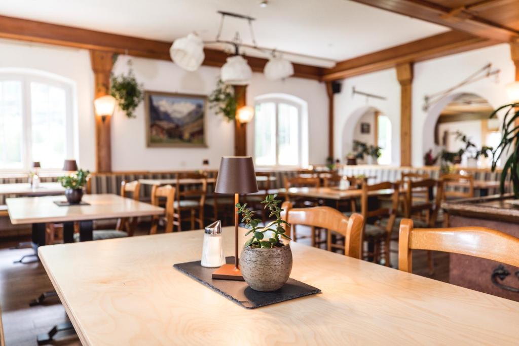Restaurace v ubytování Gästehaus Tauernhaus