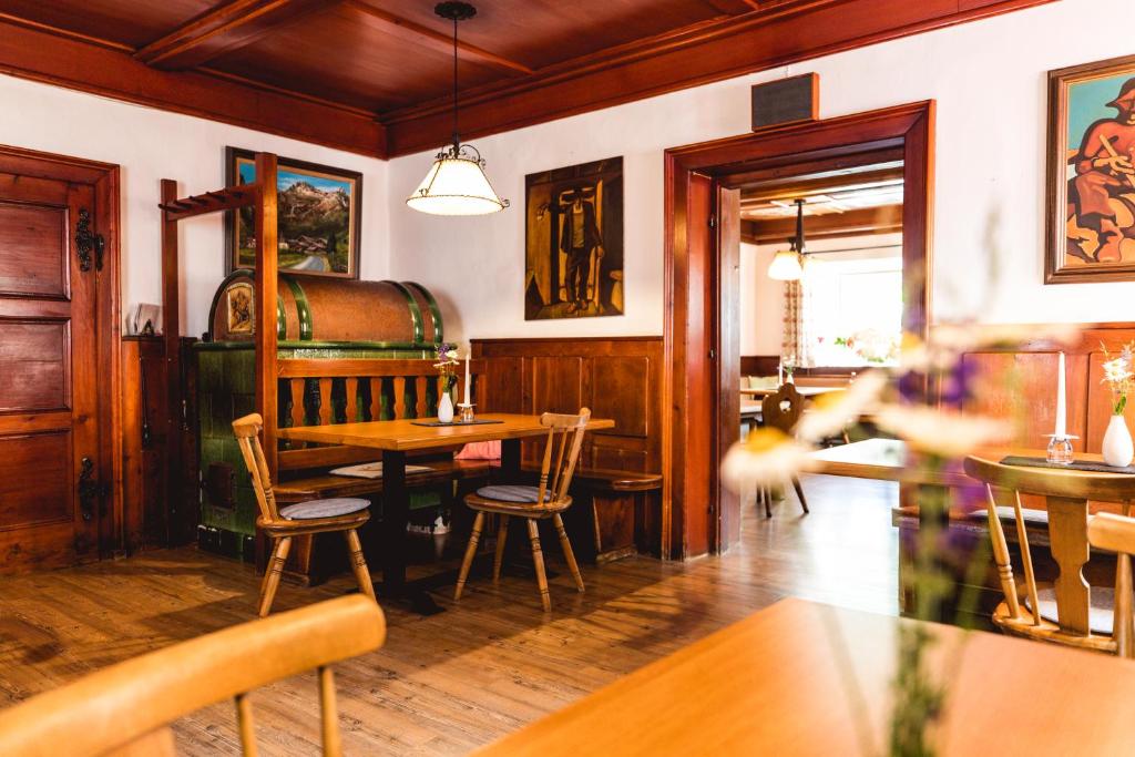 Restaurace v ubytování Gästehaus Tauernhaus