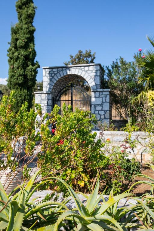 kamienny budynek z drzewem w tle w obiekcie Skoutari Bungalows Galateia room w mieście Skoutarion