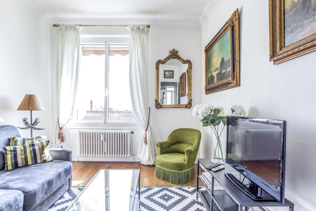 un soggiorno con divano e TV di Charming flat with balcony near Place des Jacobins - Lyon - Welkeys a Lione