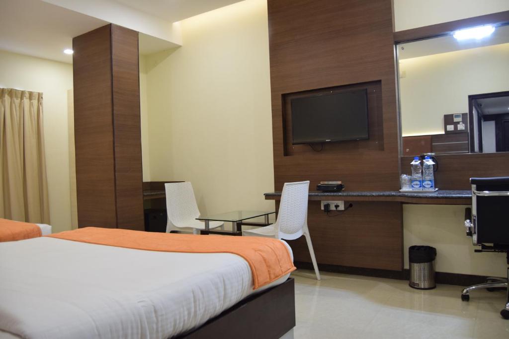 Thiviyam Airport Hotel - Triple Room With City View