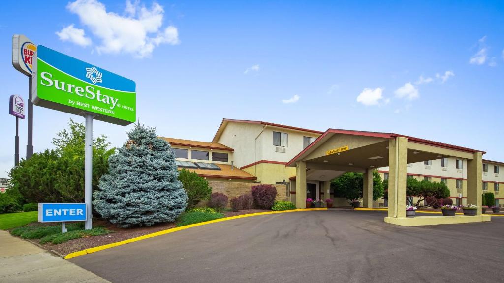 ein Straßenschild vor einem Hotel in der Unterkunft SureStay Hotel by Best Western Ellensburg in Ellensburg