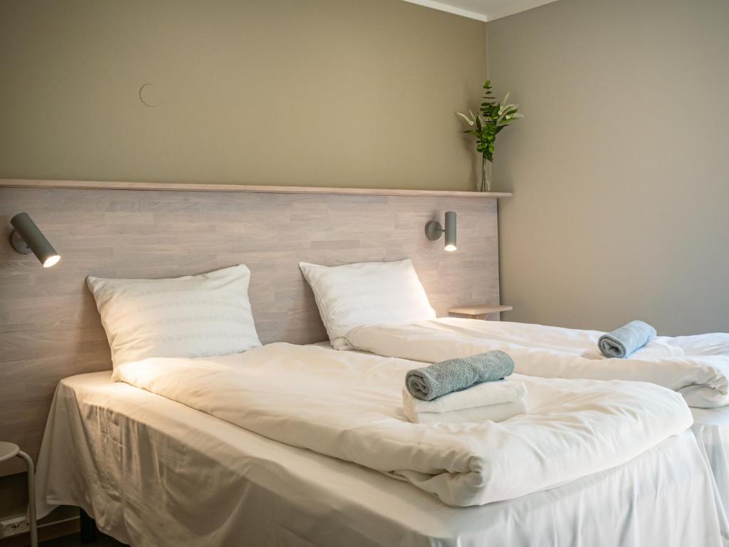 two beds in a hotel room with towels on them at Krokstrand Fjellpark AS in Storforshei