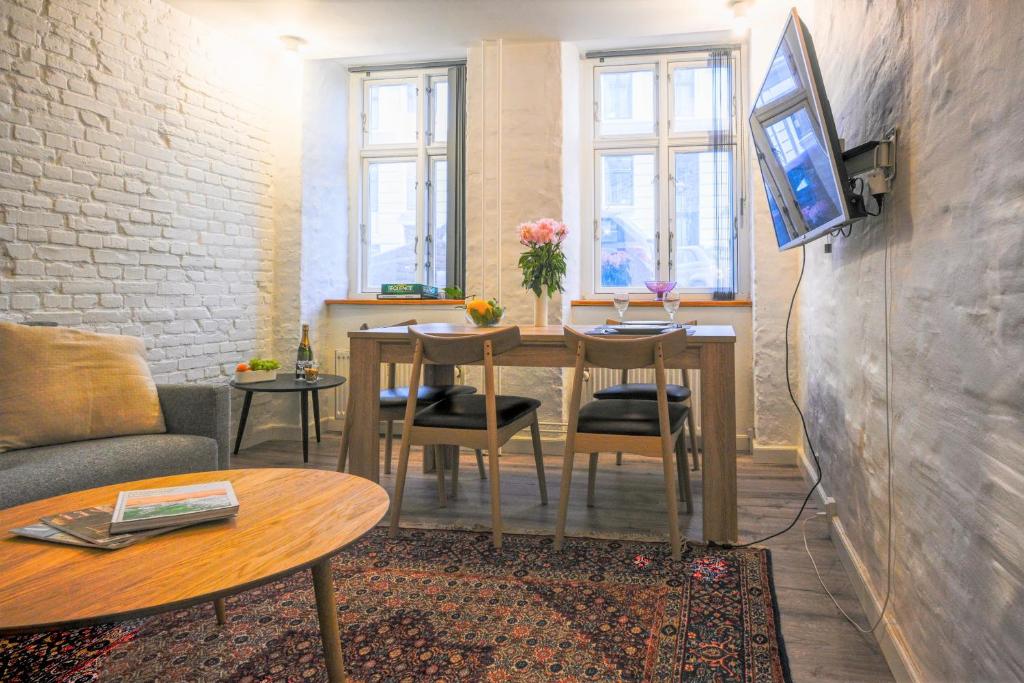 uma sala de estar com um sofá e uma mesa em Sanders Lake - Pleasant Two-Bedroom Apartment in Downtown Copenhagen em Copenhague