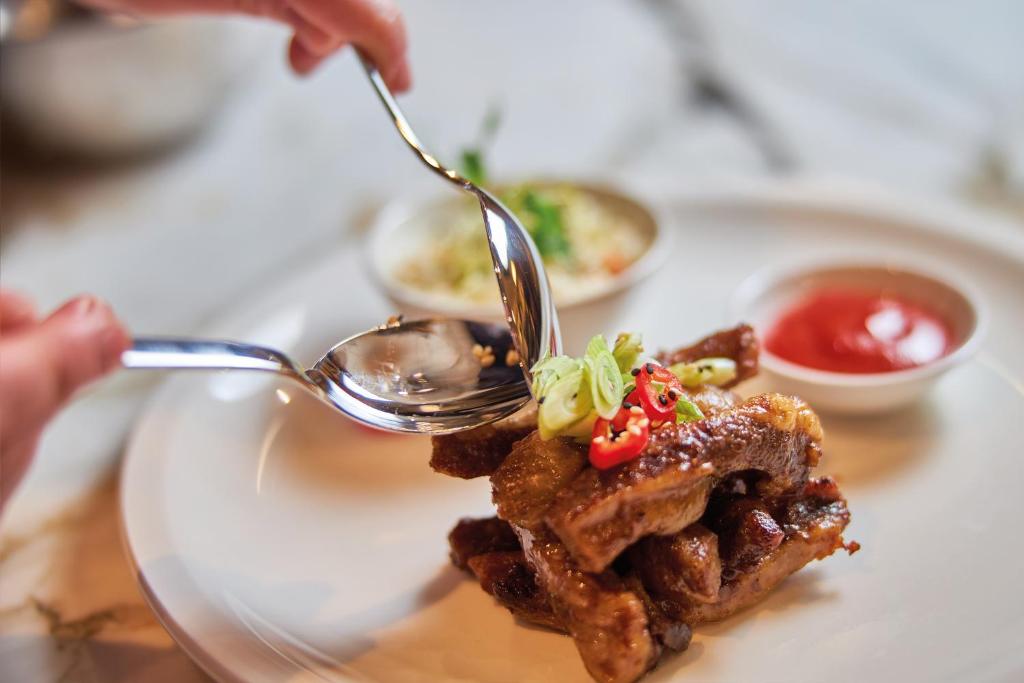 Eten bij of ergens in de buurt van het hotel


