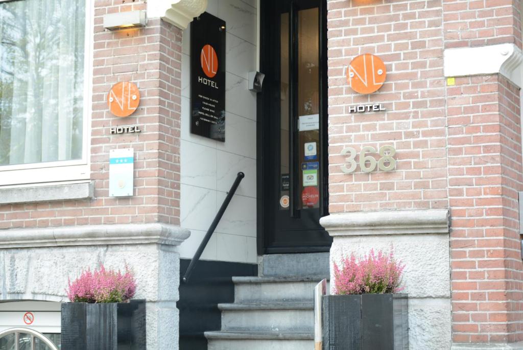 uma porta da frente de um edifício de tijolos com abóboras em NL Hotel District Leidseplein em Amesterdão