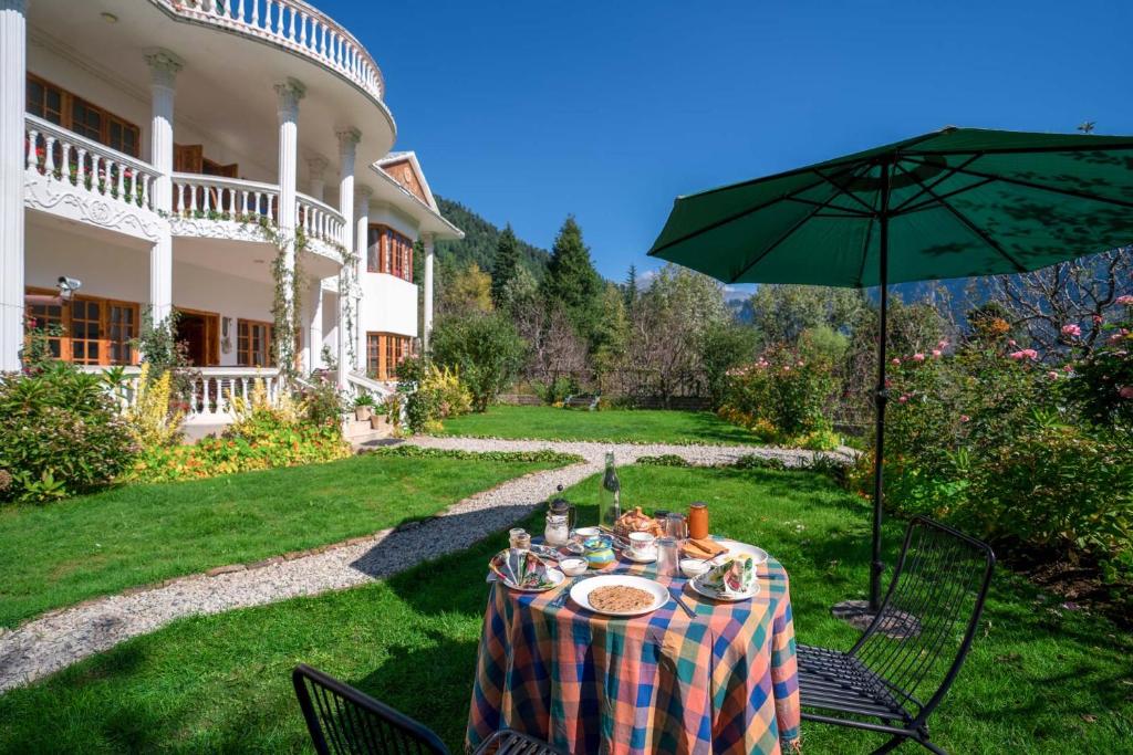 StayVista at The Lama House with huge lawn and valley view - Villa