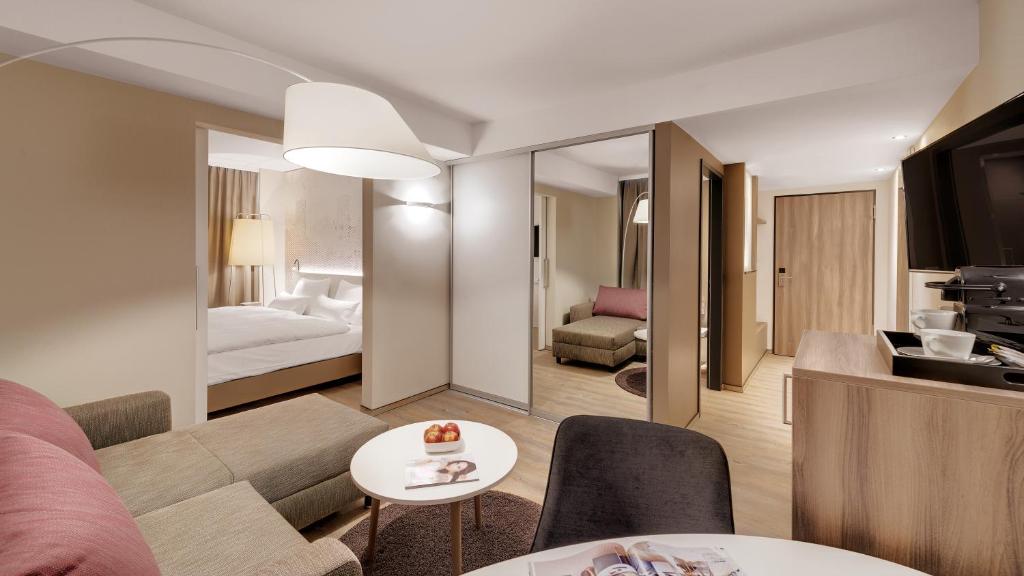 Postel nebo postele na pokoji v ubytování Hotel Stadt Lörrach