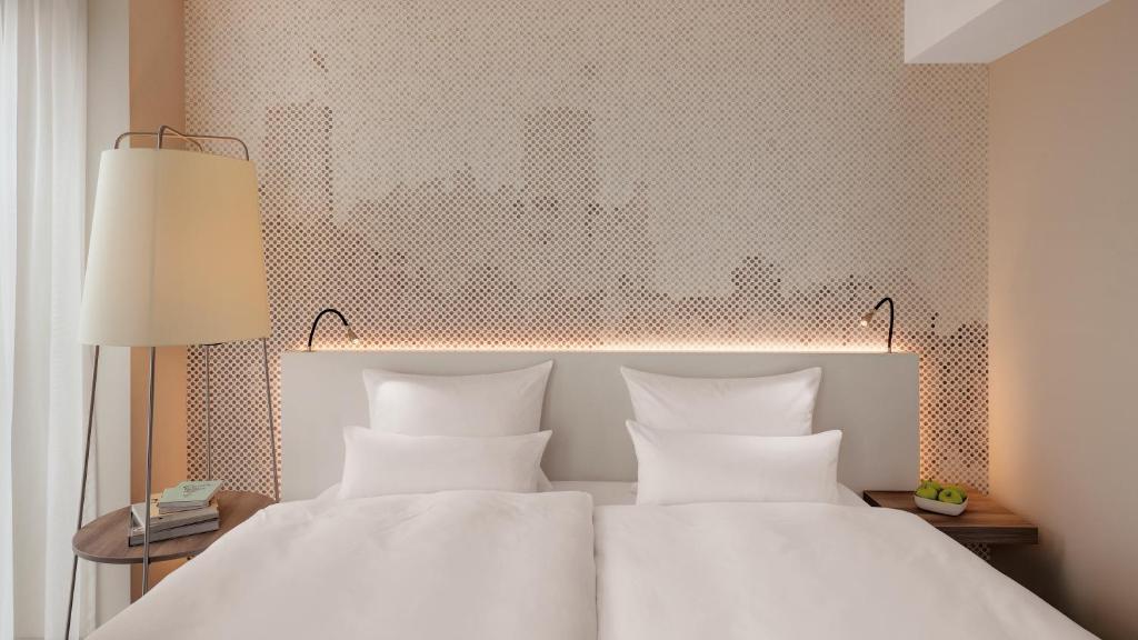 Postel nebo postele na pokoji v ubytování Hotel Stadt Lörrach