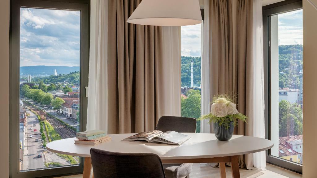 Nespecifikovaný výhled na hory nebo výhled na hory při pohledu z hotelu