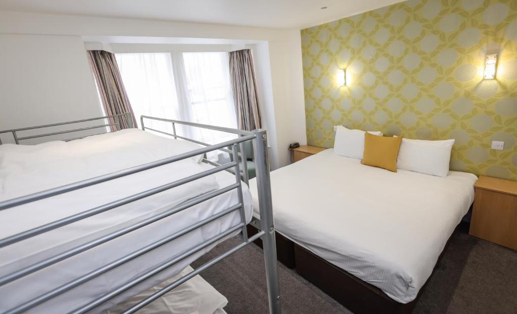 
Standard Family Room (2 Adults + 2 Children)
