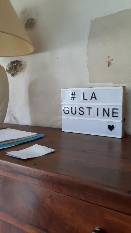 Ein Schild, auf dem die Küche auf dem Schreibtisch steht. in der Unterkunft La Gustine in Descartes