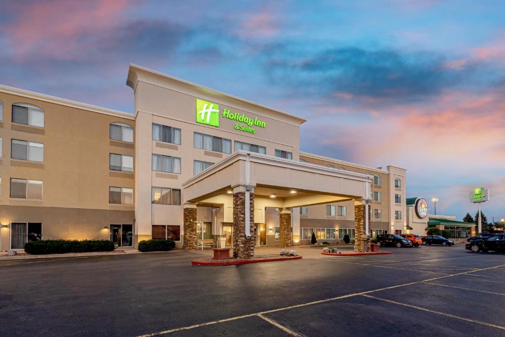 un hotel con un estacionamiento en un estacionamiento en Holiday Inn Hotel & Suites Wausau-Rothschild, an IHG Hotel en Rothschild