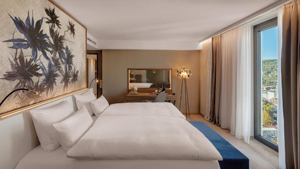 Postel nebo postele na pokoji v ubytování Hotel Stadt Lörrach
