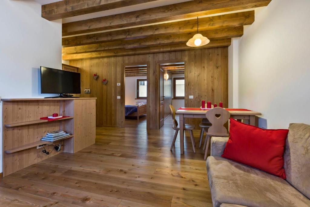 un soggiorno con un divano e un tavolo di Albergo Diffuso Sutrio Zoncolan a Sùtrio
