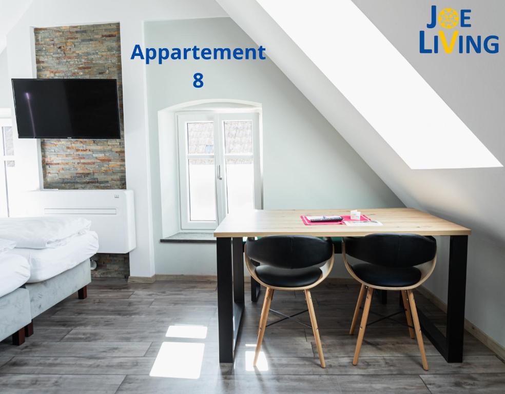 comedor con mesa y 2 sillas en Living inStein, en Krems an der Donau