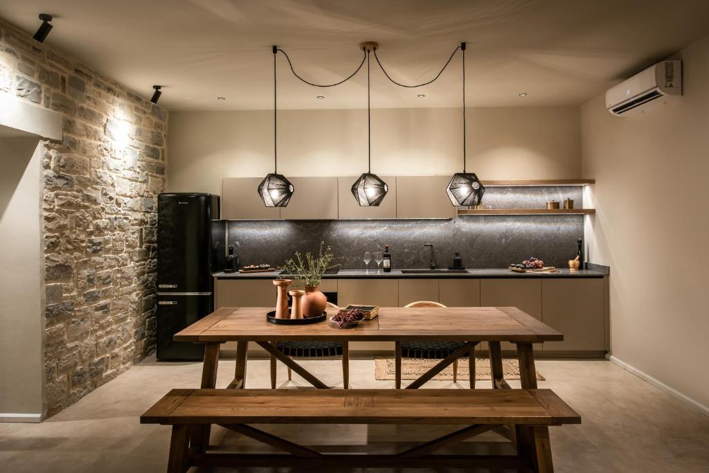 Kuchyň nebo kuchyňský kout v ubytování Kamilari Luxury Residences